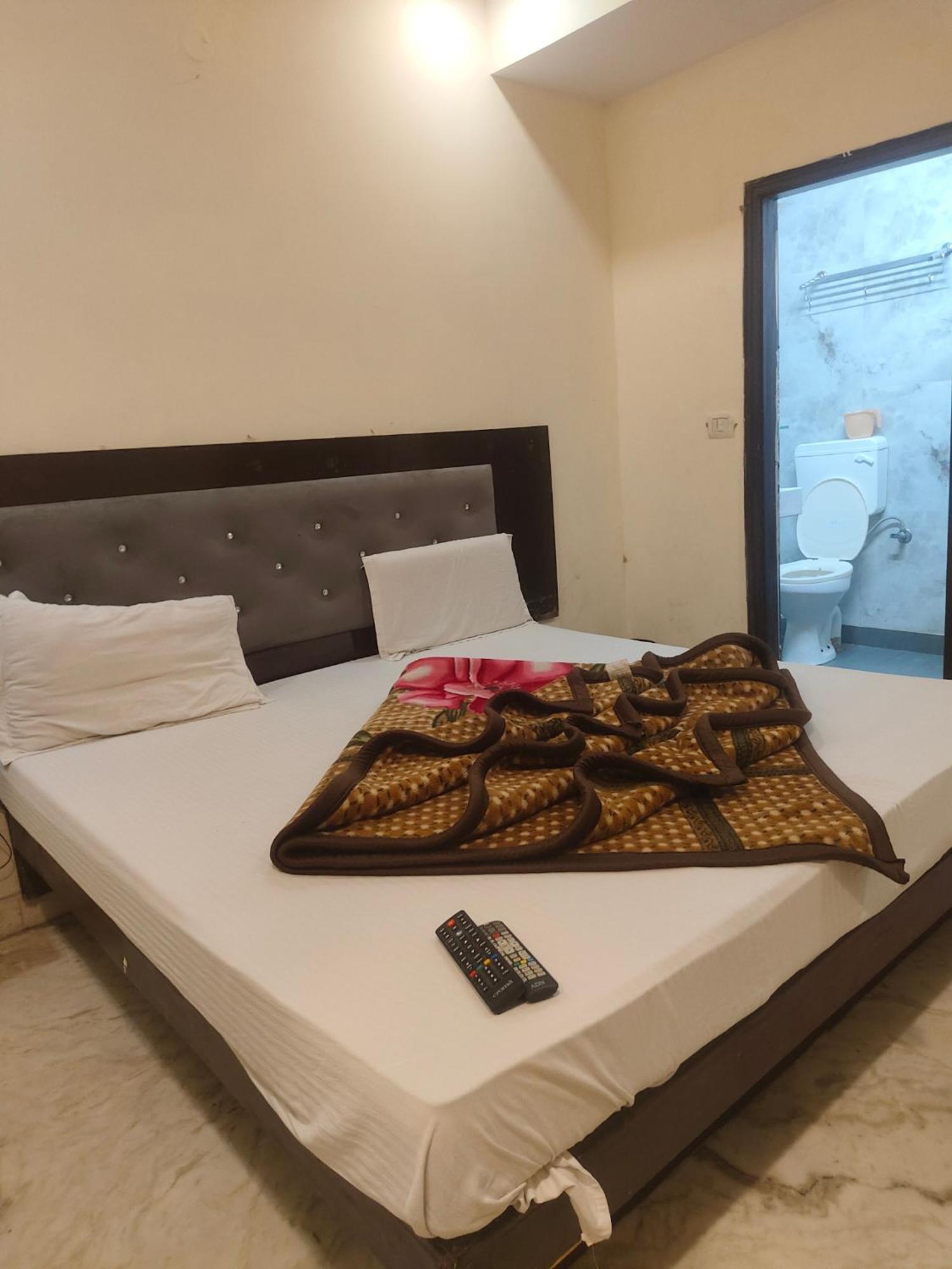 Hotel Perfect Spot- Main Bazar - Walking Metro Station Nueva Delhi Exterior foto